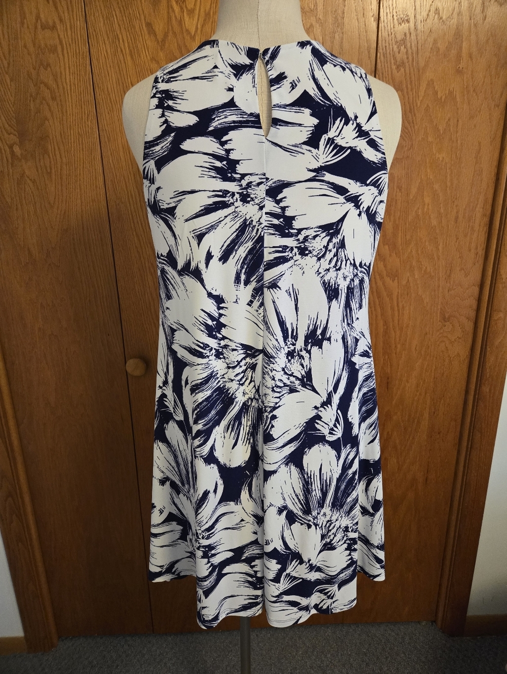 ANNE KLEIN Dark Purple and White Floral Sleeveless Dress. Size 6. - Picture 3 of 8